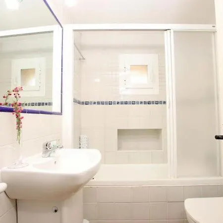 Sleeps 6 With Pool Air Con And Wifi